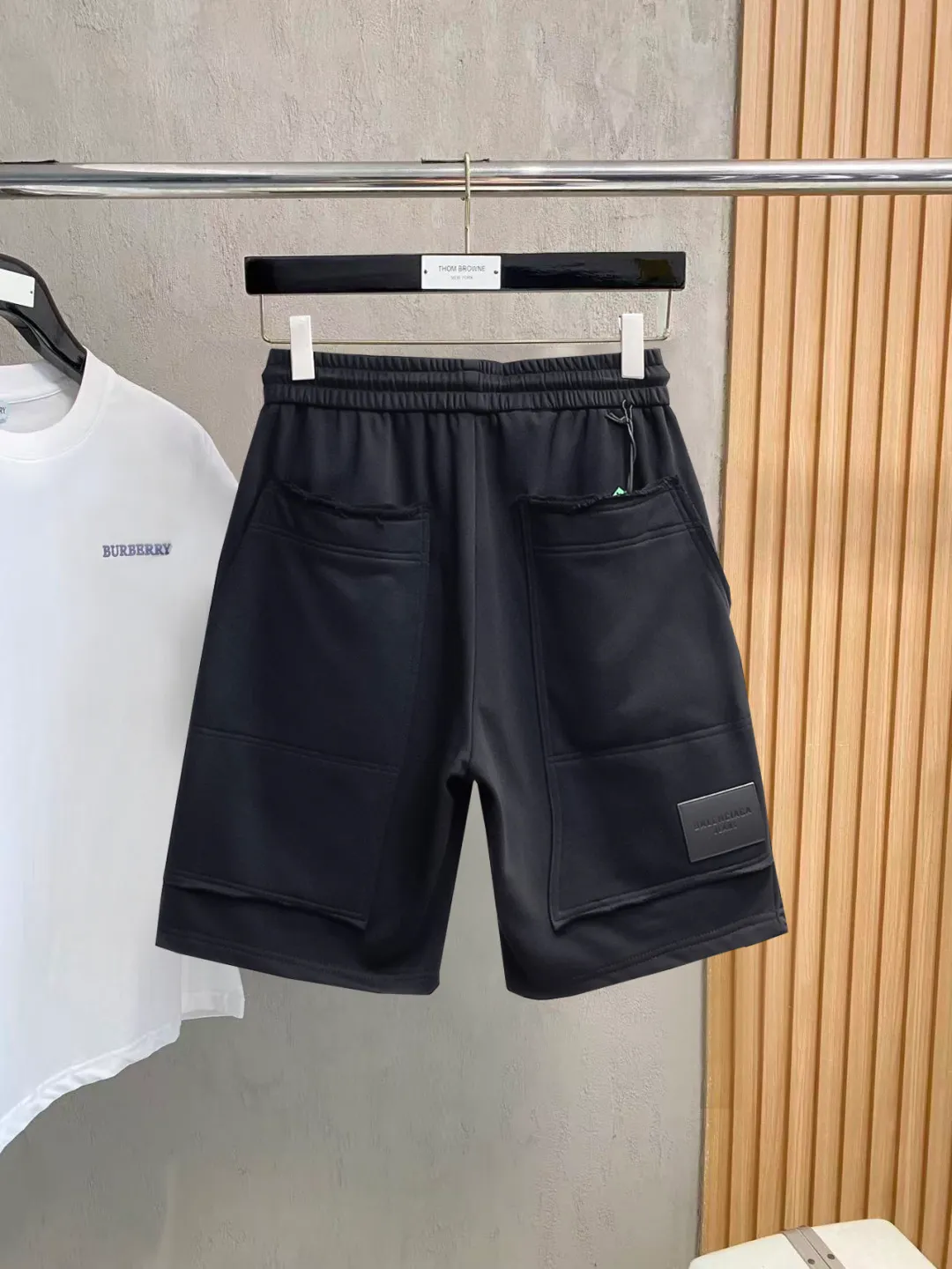 Balenciaga's three-standard complete 2026 summer New Arrival men's casual shorts, advanced custom-made Breathable fabric, Breathable fabric, extremely stretchy and comfortable, impeccable details, top-grade accessories, original logo design concept, delicate and soft feel! The upper body fit is awesome! Size: M-XXXL Please state your height and weight when ordering